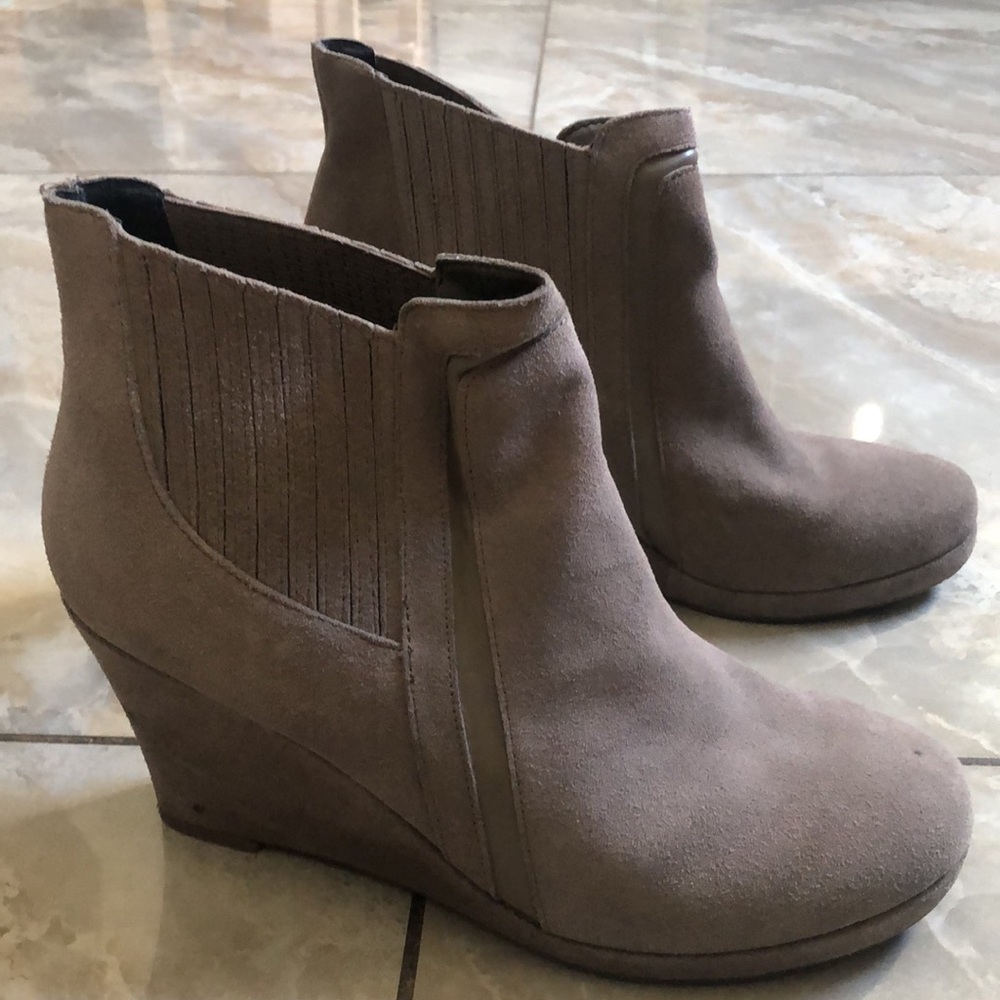 Dolce Vita suede Chelsea wedge booties, fall and spring booties neutral - Picture 6 of 12